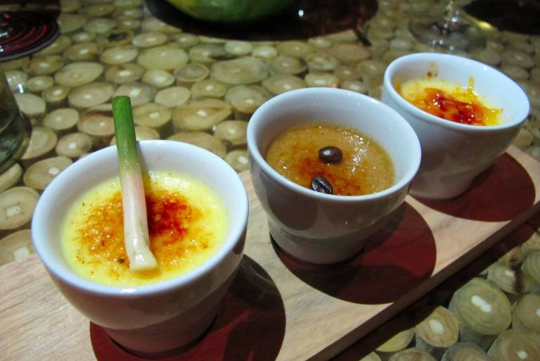 Creme Brulee in 3 styles! Original, coffee, and serai (lemongrass) & ginger flavours! I actually liked the serai and ginger one as it has a wonderful aroma as well as a nice ginger taste that was not too overpowering. My partner in crime though liked the coffee one (no surprises here as she's a real coffee fan).