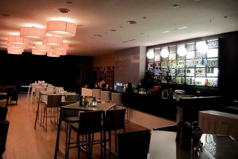 The interior of Hugo's on 6 is warm and inviting. You can also opt to dine outside al fresco style beside the swimming pool but I prefer dining in the aircon.