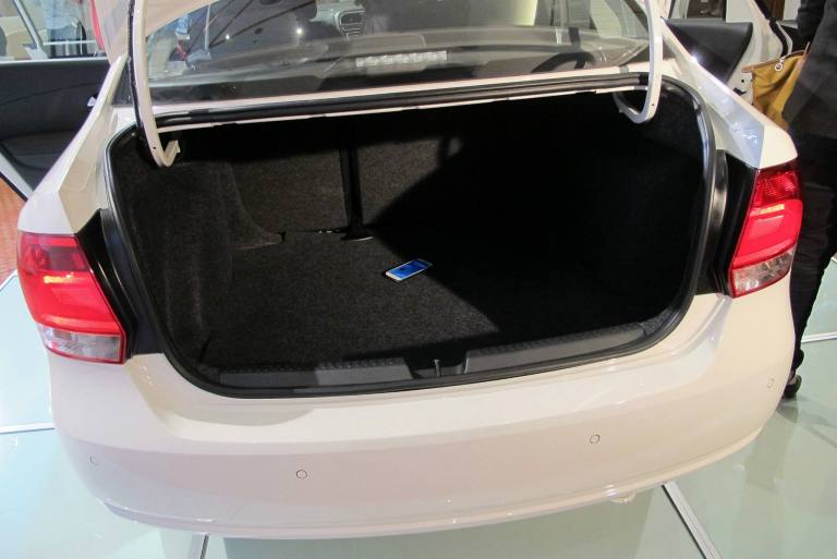 The boot is pretty big and to give you a sense of just how big it is I left my GS3 inside then stepped back to snap this pic.