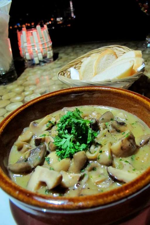 Mario's Mushrooms - RM18.00 - trio of mushrooms sauteed in white wine, garlic, butter, and served with toast bread. Now you must eat the mushrooms with the bread as it's slightly extra seasoned 