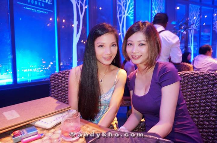 The pretty Sim sisters!