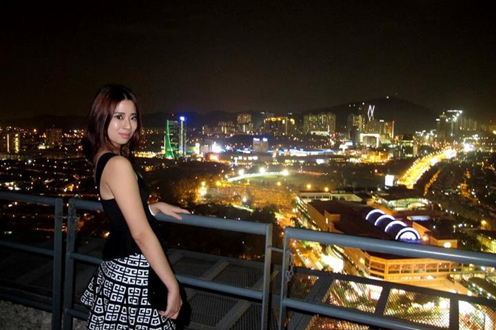 It was a pretty clear night and we got a great view of Damansara and beyond from Stratosphere at The Roof.