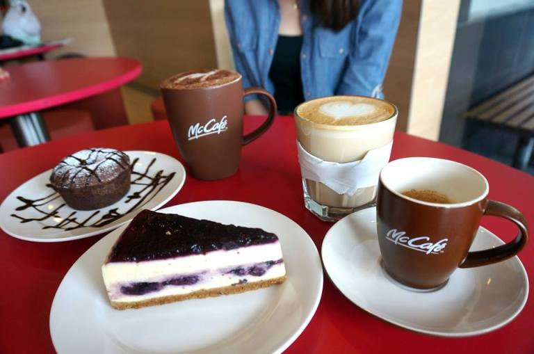 Hot chocolate for Naomi as she can't really drink coffee, and a hot latte and a espresso macchiato for me!