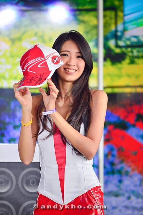 I actually managed to win myself an autographed cap by playing the quiz in the lounge!