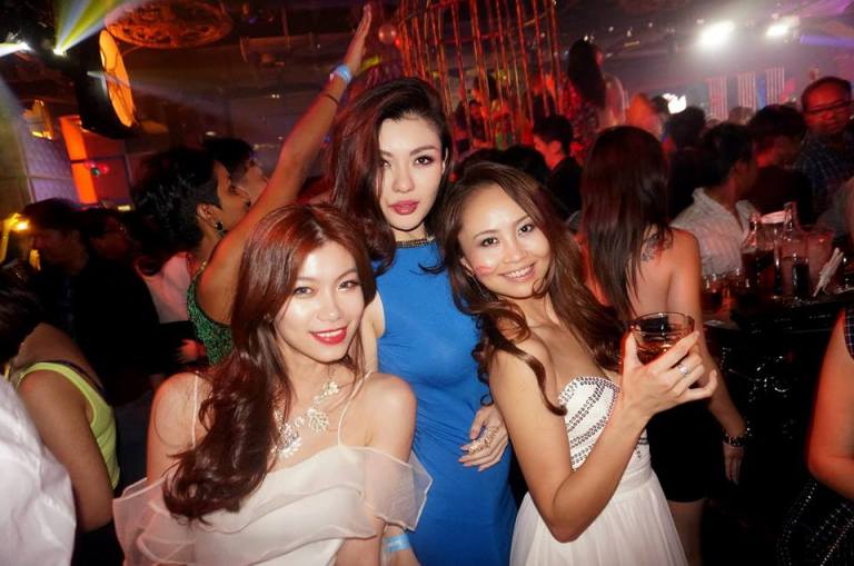 Set the Sony NEX-5T properly and you can take some pretty nice party shots such as this one of Miss Universe Malaysia 2013 Carey Ng with Mei and Lavinne