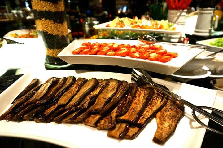 For those of you who prefer some cooked vege there are multiple choices as well such as the roasted eggplant and tomatoes topped with cheese!