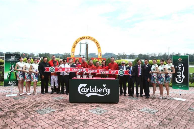 Henrik and the Carlsberg management presenting the prizes to the winners