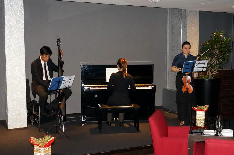 There was a three piece band on hand to serenade us and they were even nice enough to entertain our song requests!