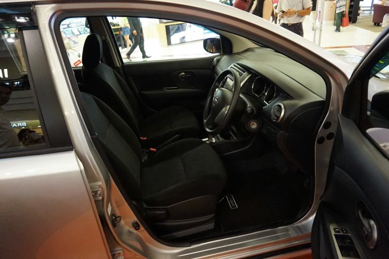 Pretty spacious even for me (I'm 5' 10" in height)