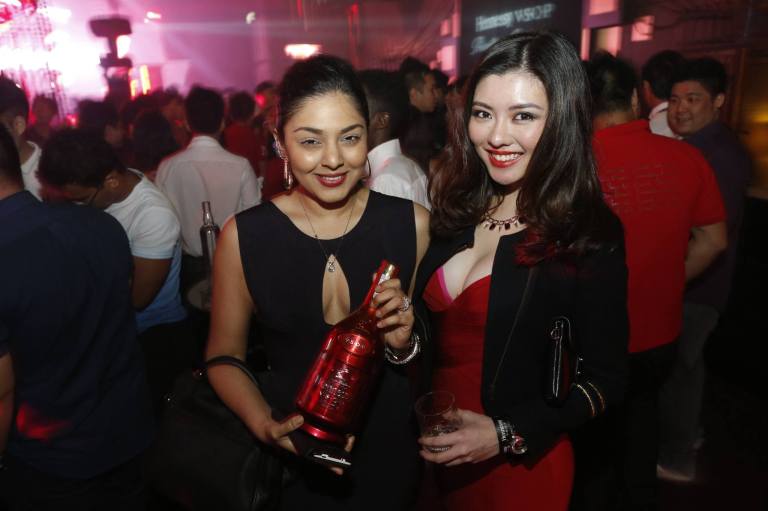 Miss Universe Malaysia 2010 Nadine Ann Thomas with Miss Universe Malaysia 2013 Carey Ng. Photo courtesy of MHDM.