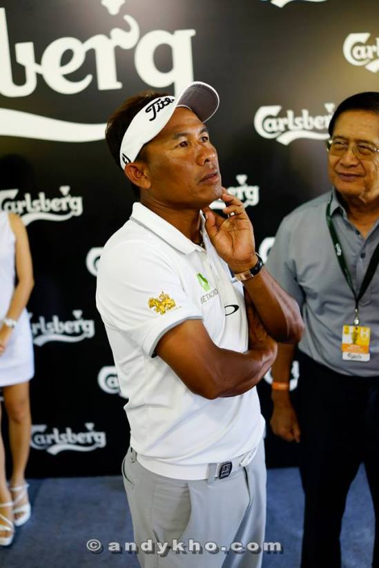 Thongchai Jaidee who is Thaialnd's no.1 golf player and a couple of the other players came over to visit the Carlsberg VIP lounge and even take some photos with the fans and give away some autographed caps.