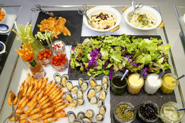 The fresh salad station had lots of vege and seafood such as fresh prawns and mussels, and smoked salmon.