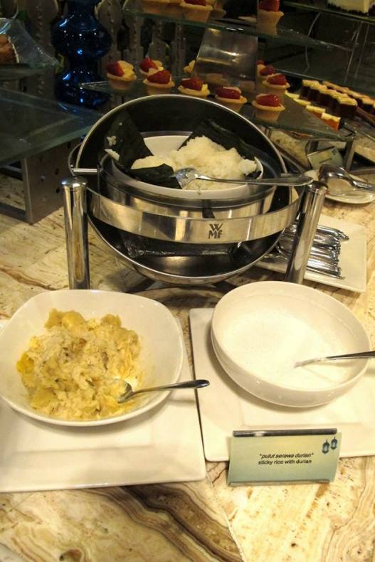 Pulut Serawa Durian - sticky rice with durian! Durian lovers would like this. There was also Pengat Durian with corn which was not bad but I like this better.