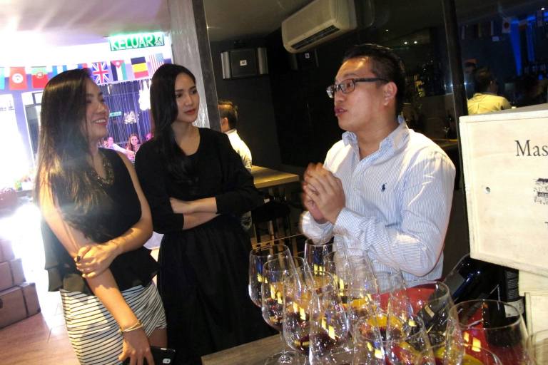 There was also a wine tasting session for the guests. That's Chuckei and Natalie listening very intently.