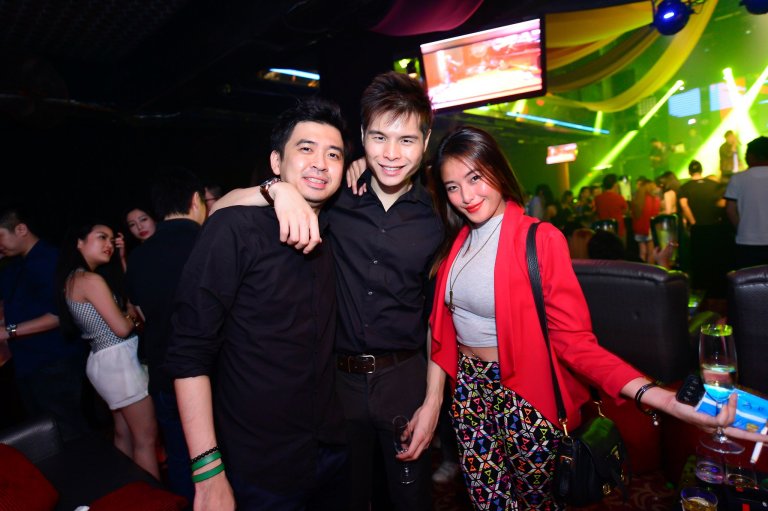 Spotted Arianna with her friends