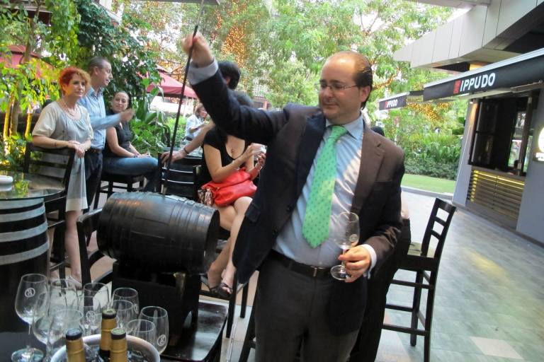 Alejandro Ruiz from Gonzalez Byass was on hand to perform the special "teh tarik" style sherry pouring ritual extracting the sherry from a special barrel and pouring it into a glass