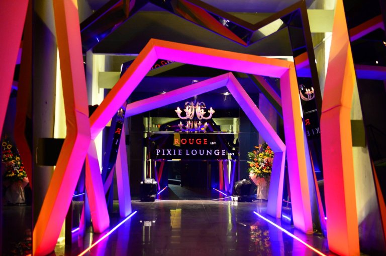 The entrance to the outlet is modern and chic. Feels like you're entering another dimension and rightly so - as you reach the interior you're transported to a wonderland of sorts!