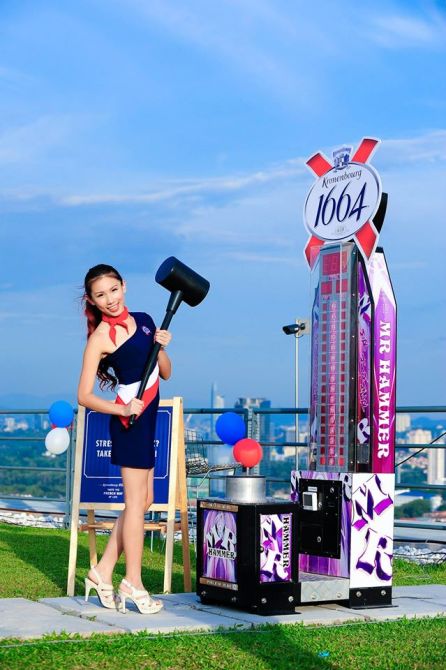 I spotted this fun fair machine and decided to release my stress and tention and also to test my strength by bashing the hammer down on the machine. Grrr! Totally felt like Thor and was fairly satisfied as I managed to hit 13 out of a scale of 16!