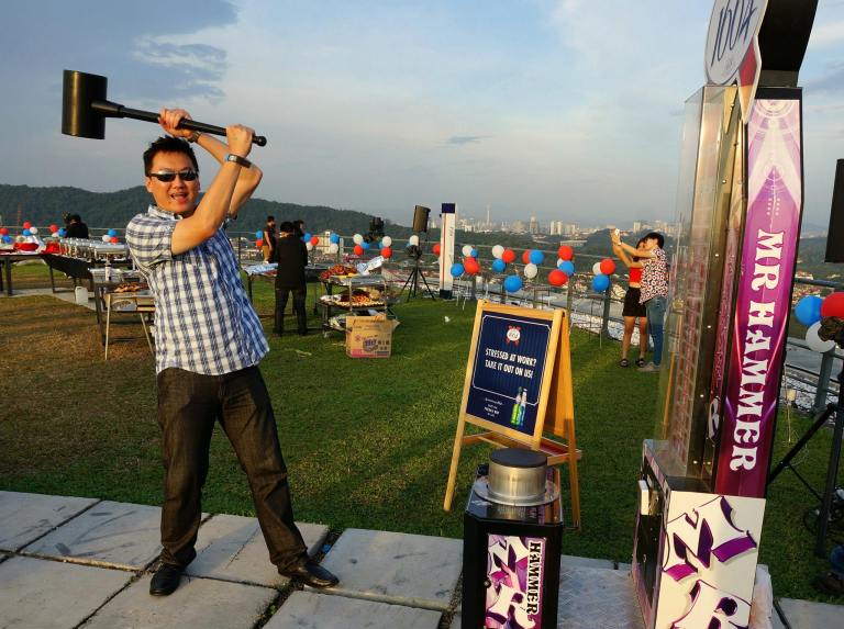 I spotted this fun fair machine and decided to release my stress and tention and also to test my strength by bashing the hammer down on the machine. Grrr! Totally felt like Thor and was fairly satisfied as I managed to hit 13 out of a scale of 16!