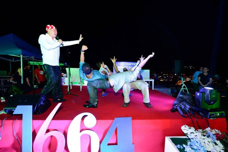 The MC kept the crowd entertained with games giving out cool prizes like a Kronenbourg 1664 mini fridge to the winners!