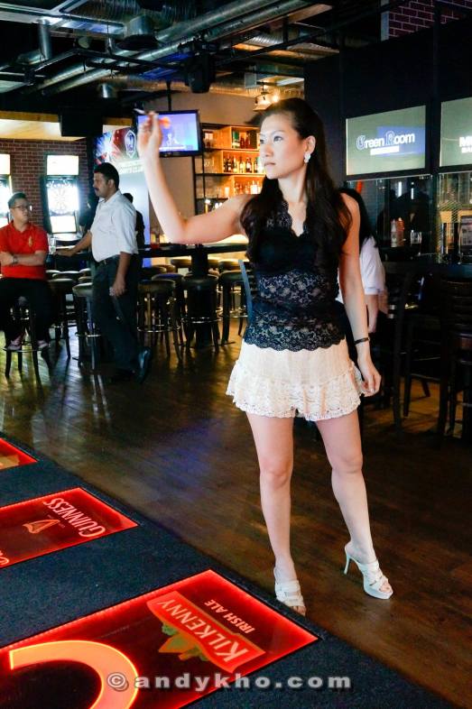 We decided to have our ice-cold pints of Guinness draught inside the darts area and try out the dart machines. The machines are pretty interactive and provides a wide option of games for up to 4 players.
