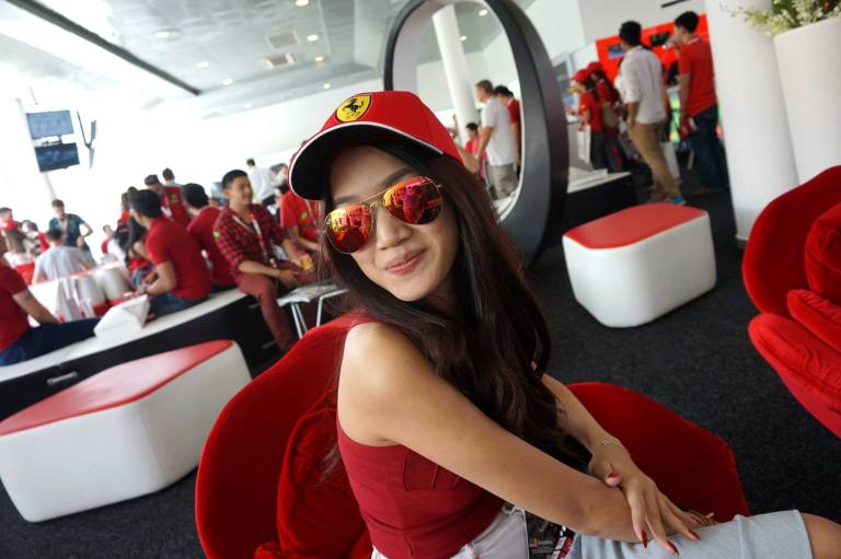 Inside the VIP lounge there were lots of activities awaiting us like games and contests where we could win prizes and even a photobooth where we could take a photo with a virtual reality Fernando Alonso!