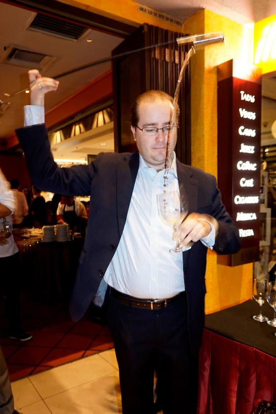 Alejandro Ruiz from Gonzalez Byass was on hand to perform the special “teh tarik” style sherry pouring ritual extracting the sherry from a special barrel and pouring it into a glass