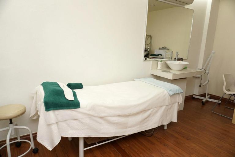 I was lead to the treatment room which was large and spacious. Laid down on the bed and was offered a blanket but declined as I'm not really the type that gets cold easily. Think girls would like a nice warm blanket though. Time to get started!