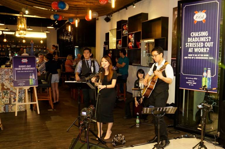 There was a live band serenading us with some soothing songs