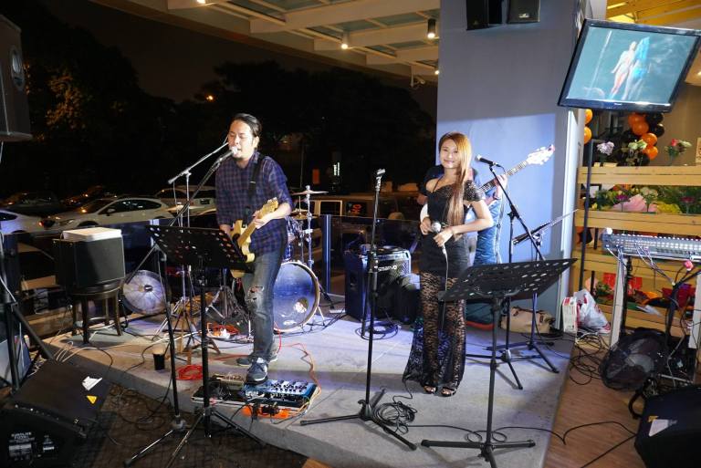 There was also a live band on hand entertaining guests