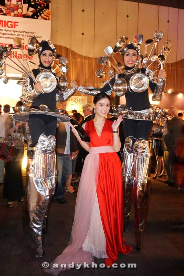 The pretty Venice Min with some stilt walkers