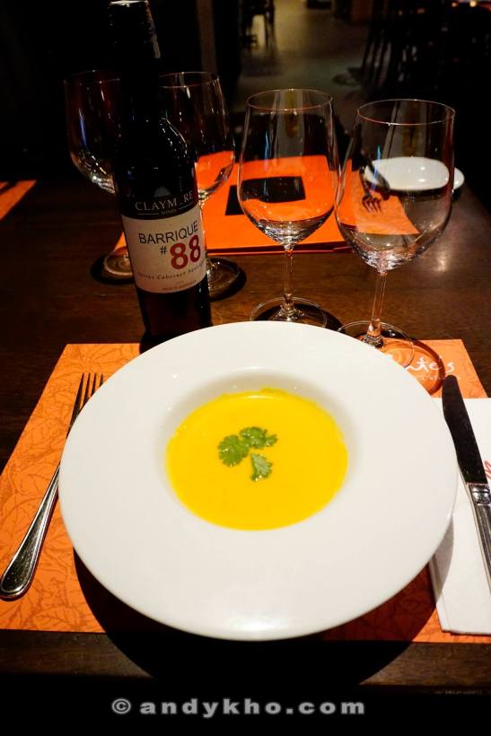 Carrot & Pumpkin Soup - Fresh creamy soup with carrot & pumpkin - RM11.00 I always like a good pumpkin soup and it's pretty rare in KL so I appreciate any restaurant that does a decent one. The carrots in the soup lent their distinct flavour to cut through the richness of the pumpkin ensuring that you could finish the entire bowl without feeling too overwhelmed by the richness.