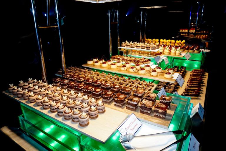 The girls focused mostly on the desserts while I targeted mostly the savoury dishes. Was quite happy to see Chef Jochern Kern cooking up a storm at his station.