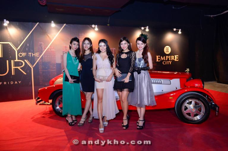 Hanli and her friends at the entrance with a classic car