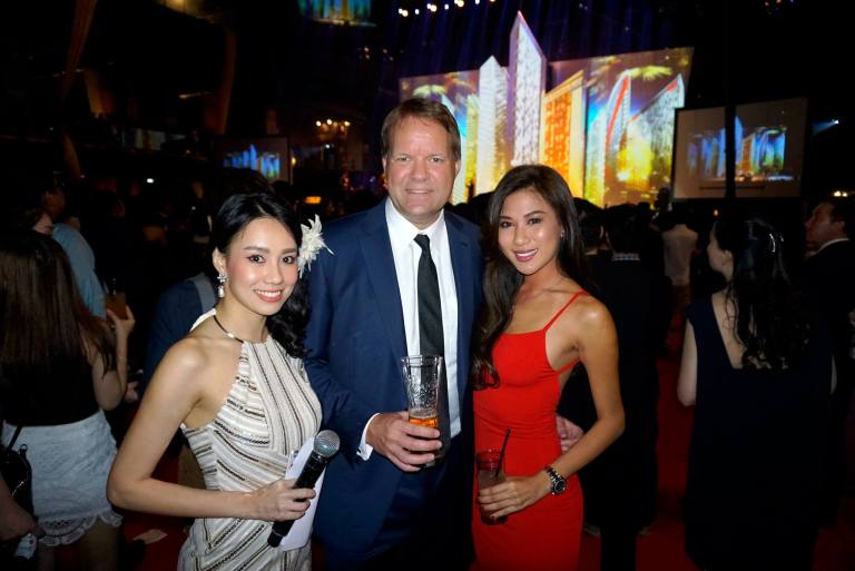 Henrik Anderson, Managing Director of Carlsberg Malaysia with MC Stephinie Tan and Miss World Malaysia 2012 Lee Yvonne