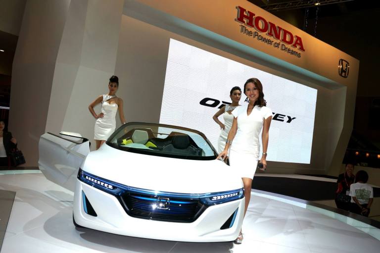 MC Julie Woon with a Honda concept car