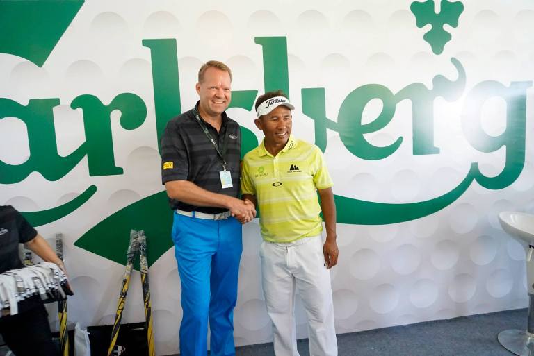 Carlsberg Managing Director Henrik Anderson with Thongchai Jaidee