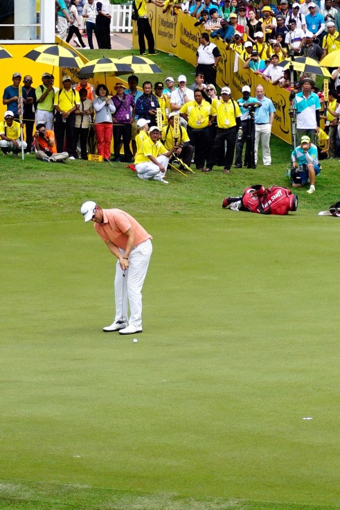 Weisberger needed to sink this putt in order to have a playoff for the first place
