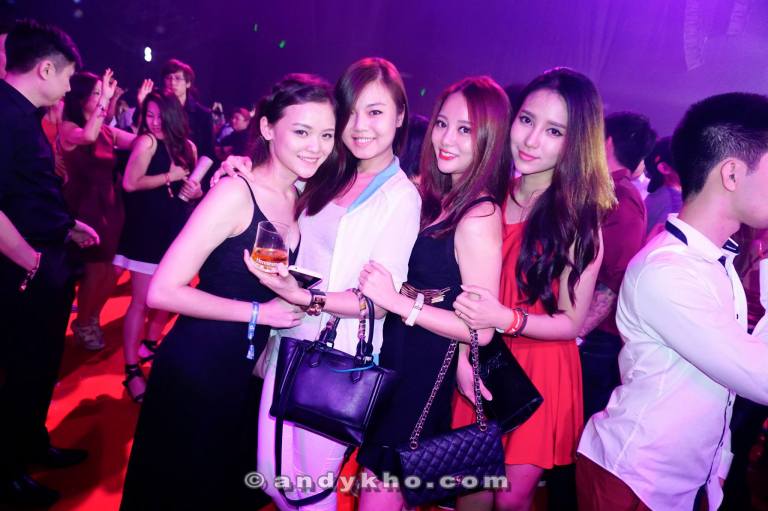 Venice Min and her friends were at the next table