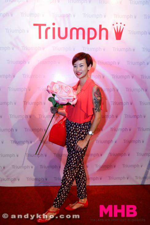 Spotted popular blogger Joyce aka Kinky Blue Fairy