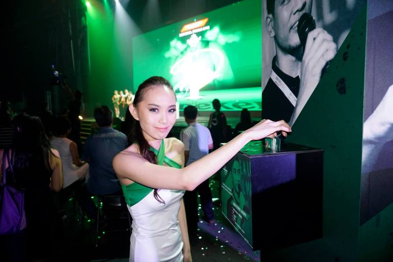 Aileen helping me drop my lucky draw card into the lucky draw box