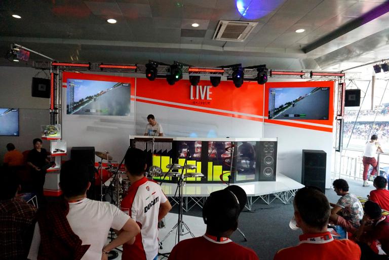 Then it was back up to the comfort of the aircon lounge to watch the race