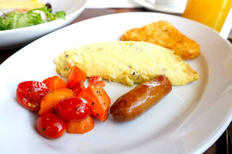 I love a nice omelette in the morning and that's what I ordered. Paired it with a delicious sausage, a hashbrown and some grilled veges.