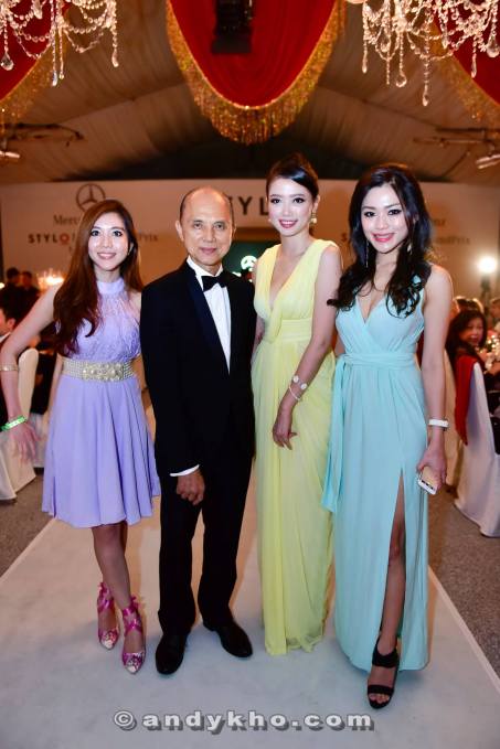 Jimmy Choo never fails to attract attention from the ladies who literally Q up to take photos with him