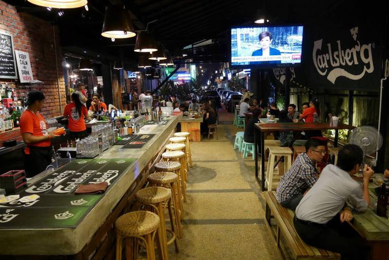 The restaurant has a long bar where the bartenders pour ice-cold pints of beer or mix up some fine cocktails!