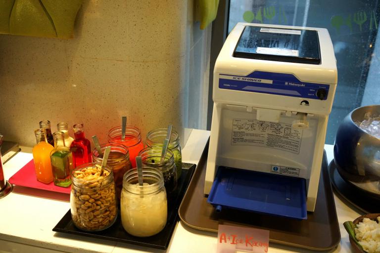 Lastly, you could opt to end your meal with a refreshing ice kacang!