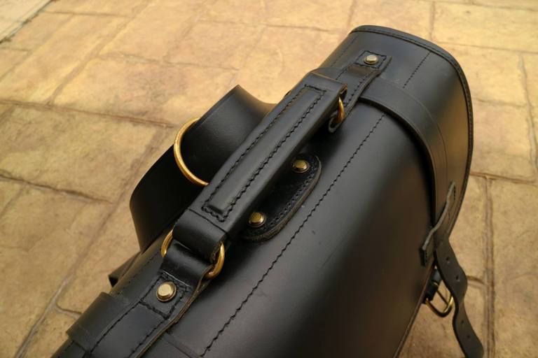 The brass fittings and buckles all around give it a very vintage yet premium feel