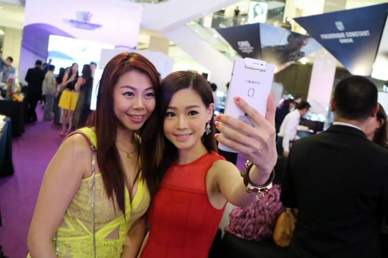 Evonne and I bumped into Alice Tan and of course the 2 selfie queens took a selfie and I took a pic of them taking their selfie because I was so amused