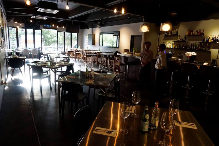 The view from the reverse angle. As you can see, it's not a snobbish and pretentious restaurant.