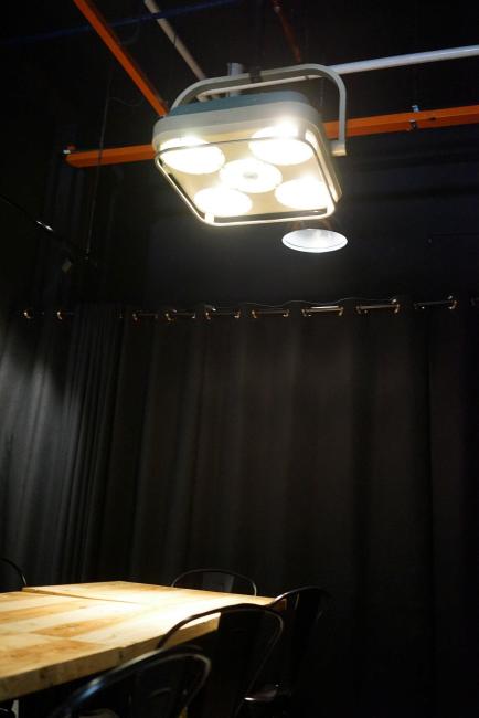 The private room had a large (hospital) operating theatre light fixed to the ceiling and the owners of TMA inform me that each outlet has one. It's kind of their trademark which I thought is pretty cool.